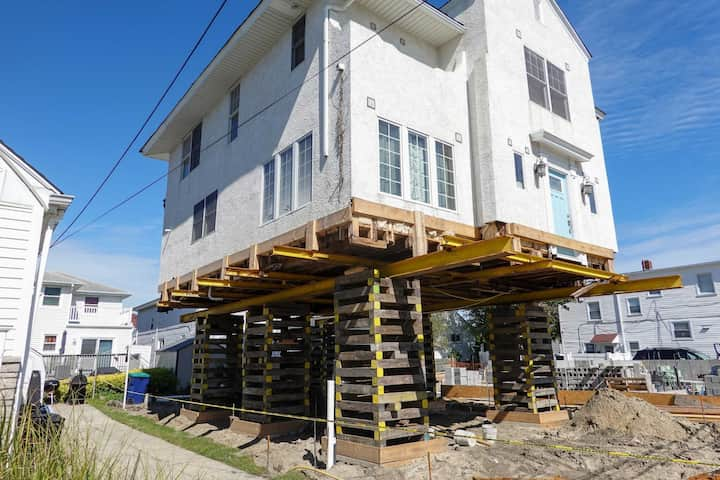 Located in Sacramento, California, we are a company that specializes in house lifting, small distance house moving, piles and foundations.